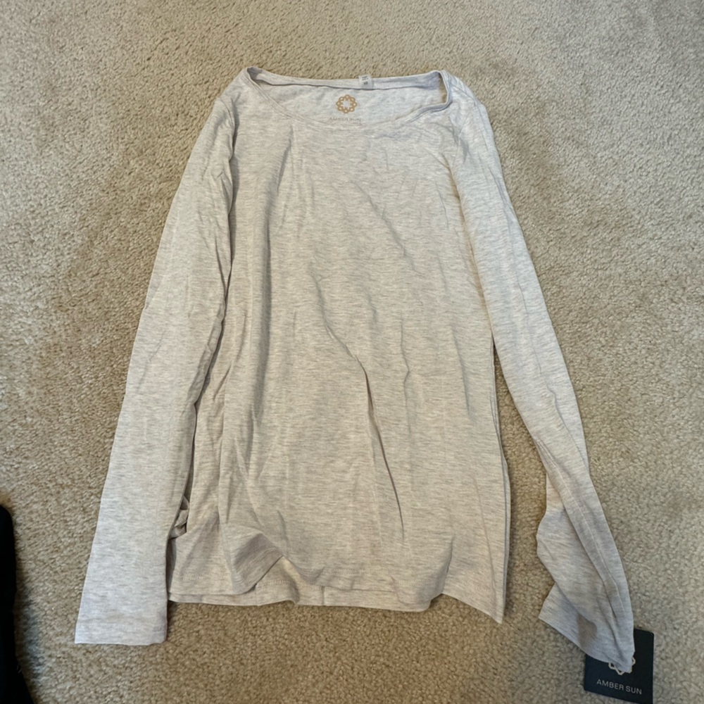 NWT amber sun tee size extra small never worn and no damages